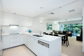 Coastal Breeze—Laid-Back Living on the Esplanade - Image 3