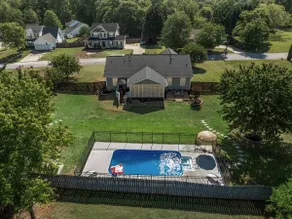Private GEM in SC-Pool, Huge Porch, Fenced Yard - Image 4