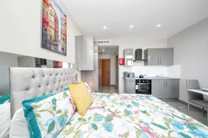 Stylish Studio w/ Private Balcony Near Ilford Stat - Image 3