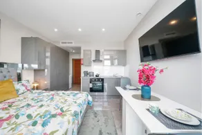Stylish Studio w/ Private Balcony Near Ilford Stat - Image 4