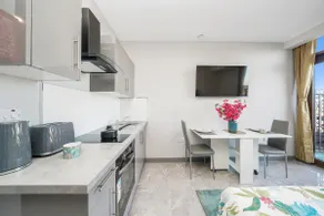 Stylish Studio w/ Private Balcony Near Ilford Stat - Image 2