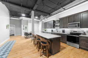 Luxury Apartment Downtown - Image 5