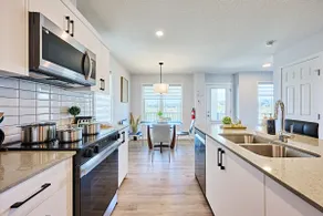 Waterfront Homey Retreat AC|Garage|YYC&Banff Route - Image 5
