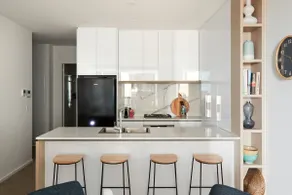City Escape - 8 mins From Flinders St - Pool & Gym - Image 5