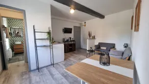 Jade Downtown Renovated 2-Room Cozy Cocoon 40 m² with Parking - Image 5