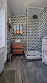 Jade Downtown Renovated 2-Room Cozy Cocoon 40 m² with Parking - Image 2