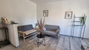 Jade Downtown Renovated 2-Room Cozy Cocoon 40 m² with Parking - Image 4