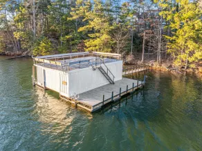 Smuk sø ved søen med dock og pool klar til din gruppe. - Image 3