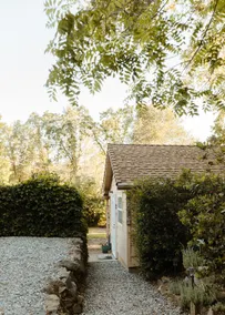 CHUCKELLI FARM's COZY COTTAGE - Image 5