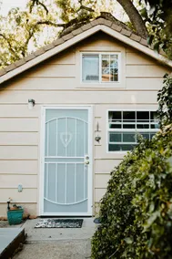CHUCKELLI FARM's COZY COTTAGE - Image 2