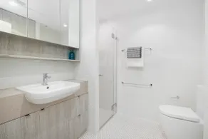 Modern, bright Apartment - Image 3