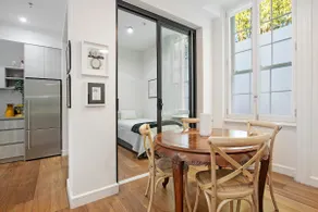 Modern, bright Apartment - Image 2