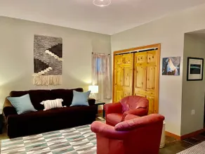 Cozy Canmore home near downtown - Image 4