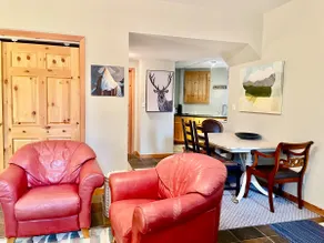 Cozy Canmore home near downtown - Image 2