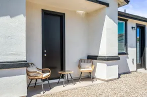 2B2B Getaway | Pool, Comfy Beds & Free Parking - Image 5