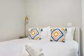2B2B Getaway | Pool, Comfy Beds & Free Parking - Image 2