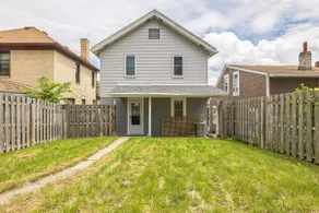 Enchanting 3BR with Yard - Patio - Image 4