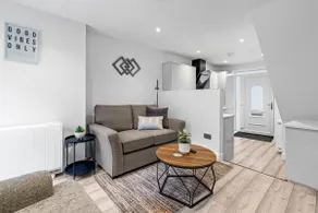 Old Styne Cottage - 2 min to Station - Free Parking - Courtyard - Image 3