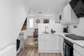 Old Styne Cottage - 2 min to Station - Free Parking - Courtyard - Image 5