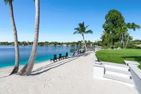 Miami Blue Lake Beach House w/Theater & Mini Golf! - Image 2