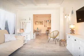 Beach villa with parking - Image 5