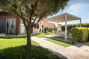 Beach villa with parking - Image 4