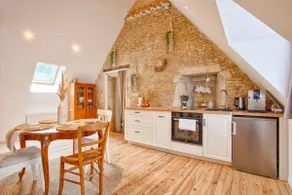 Pearlescent Suite - Beautiful renovated studio - Image 4