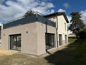 Modern 4-bedroom house - Image 2