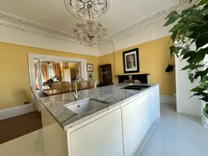 Clifton Spacious 3 Bed Apt & Parking - Simplycheckin - Image 2