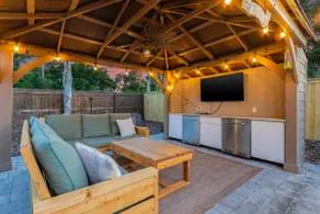 Outdoor Oasis off Beach - Image 3