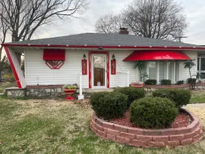 Charming pet-friendly house w/ large fenced yard - Image 3
