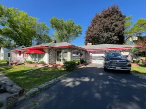 Charming pet-friendly house w/ large fenced yard - Image 2