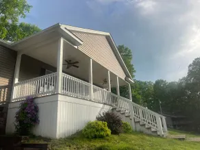 Cozy Lakeside Getaway - Image 2