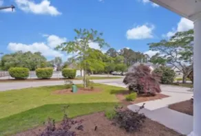 Pool now open! Centrally located. Minutes to Beach - Image 4