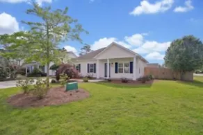 Pool now open! Centrally located. Minutes to Beach - Image 3