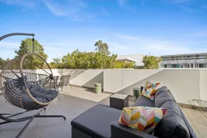 Top Floor Spacious Penthouse with 2 Free Parking - Image 5