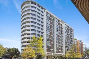 Top Floor Spacious Penthouse with 2 Free Parking - Image 4