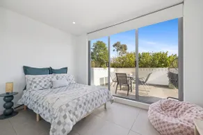 Top Floor Spacious Penthouse with 2 Free Parking - Image 3