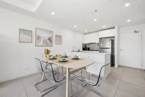 Top Floor Spacious Penthouse with 2 Free Parking - Image 2