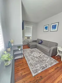 Cozy 1 Bed on Spring - Image 5