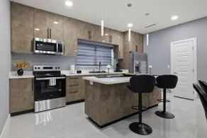 Oro Negro Townhome: Bold Design, Relaxed Comfort. - Image 2