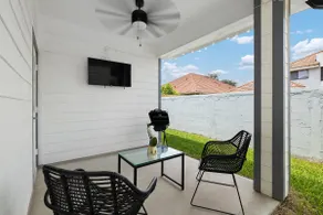 Oro Negro Townhome: Bold Design, Relaxed Comfort. - Image 5