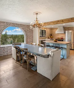 Luxe High Desert Retreat: Views, Vino & Fun - Image 3