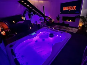 Townhouse83 Loveroom Chic Jacuzzi privatif - Image 4
