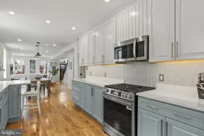 Stunning central 3Br/3ba with parking and deck - Image 3