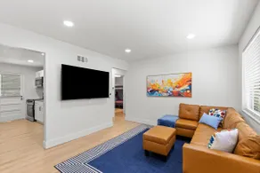Spacious Modern 2BR | King bed | Close to Airport - Image 3