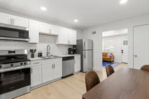 Spacious Modern 2BR | King bed | Close to Airport - Image 2