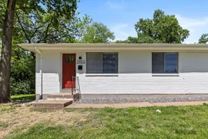 Spacious Modern 2BR | King bed | Close to Airport - Image 5