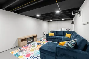 Spacious Modern 2BR | King bed | Close to Airport - Image 4