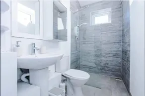 5BDR Manchester Stay | Tram Access|Free St Parking - Image 3